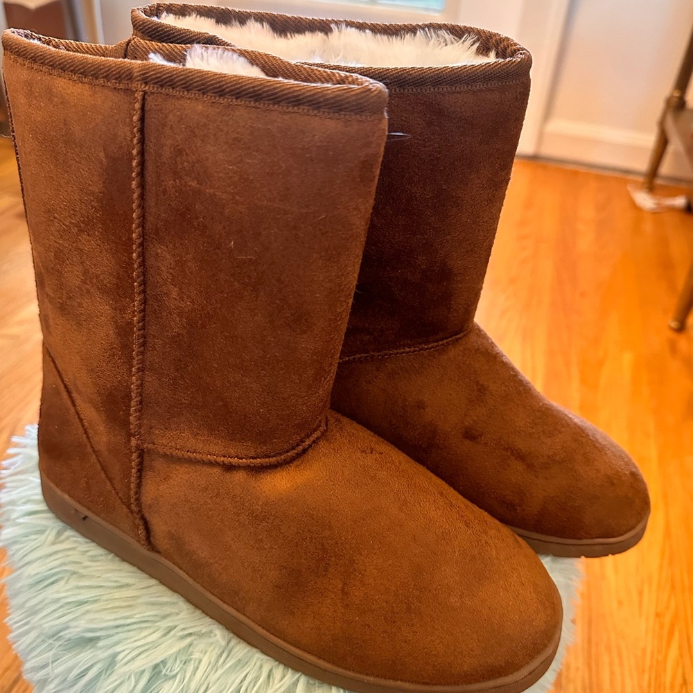 Selling women boots!